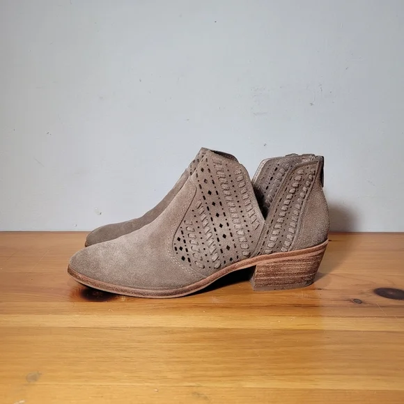Vince Camuto Prastata Suede Woven Laser Cut Taupe Booties Womens Sz 9 Boots - Picture 5 of 10